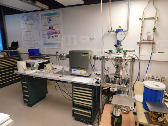 Specialised silica tube furnace for treatment with rare isotopically enriched gases such as 18O2, 13C18O, D218O etc © INSP J.-J. Ganem