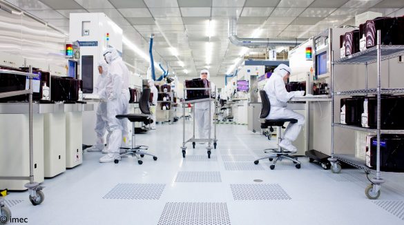 Picture taken inside the imec cleanroom, dedicated to the processing of 300 mm Silicon wafers © imec